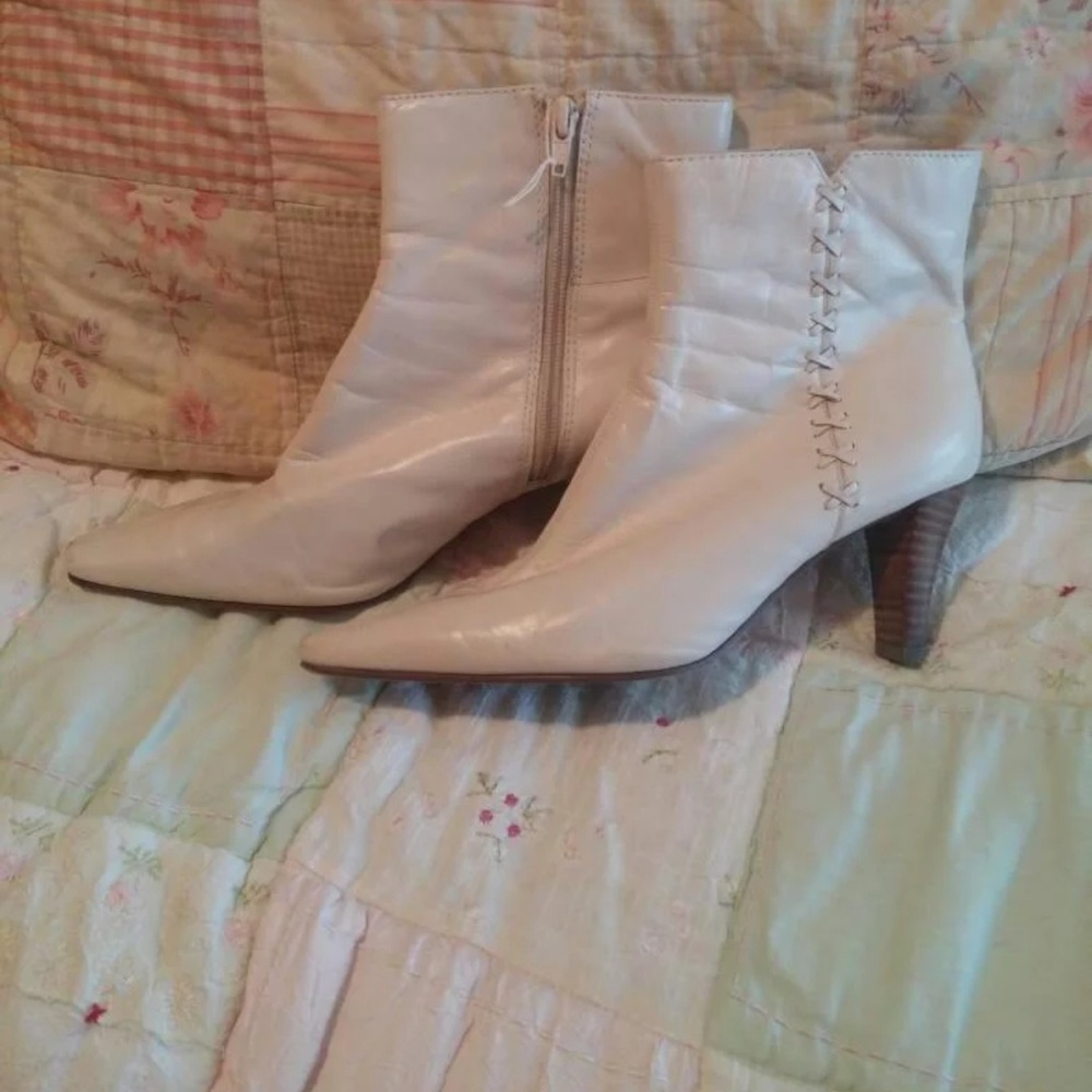 Bandolino Cream Color Leather Ankle Boots